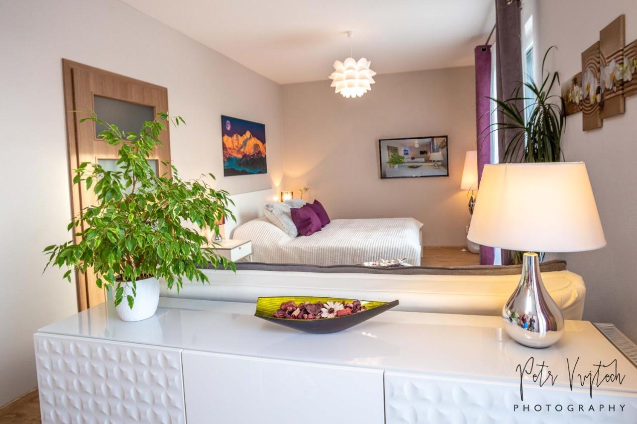 Luxurious, Lovely And Romantic In Apartment *