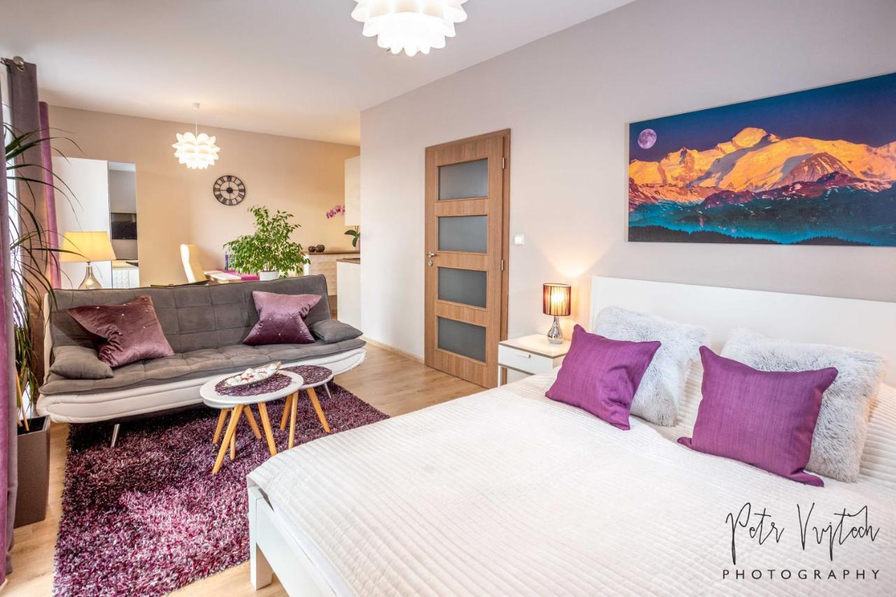 Luxurious, Lovely And Romantic In Apartment