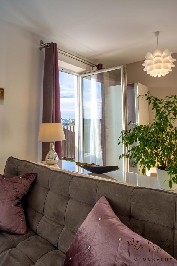 Luxurious, Lovely And Romantic In Apartment